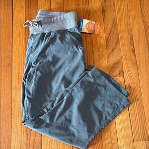 Columbia Women's Olive Green Drawstring Capris NWT size Medium